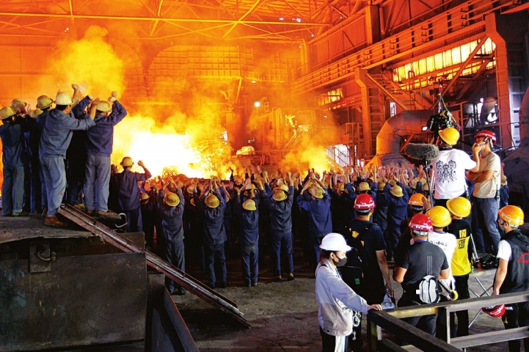 8月8日《大三线》剧组在攀钢钒炼铁厂高炉进行拍摄.